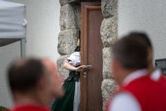 Huschhusch ins Haus - Momentaufnahme am Rande des Nordostschweizerischen Jodlerfestes in Gossau (2.7.2016). (Bild: Michel Canonica)