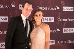 Auch die Ostschweizer Leichtathletin Selina Büchel wagte sich in Begleitung auf den roten Teppich. (Bild: Keystone)