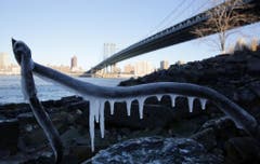 Nur schon der Anblick friert einen: bei der Manhattan Bridge in New York. (Bild: Keystone)