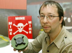 DJ Bobo nutzt seine Popularität immer wieder für spezielle Aktionen. Anfang 2003 machte er beispielsweise bei einer Kampagne gegen Landminen mit. (Bild: Keystone)