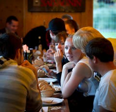 Im Olma-Fonduezelt «Cave vaudoise» am Unteren Brühl. (Bild: Michel Canonica)