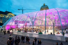 Der Dome - extra für die Wahlnacht auf dem Bundesplatz aufgebaut. (Bild: Keystone)