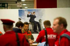 Männer unter dem wachsamen Auge der Musikantin auf dem Plakat. (Bild: Michel Canonica)