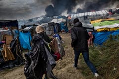 Fotograf Zalmai - selber ehemaliger Flüchtling - hat die Räumung des «Dschungel von Calais», einem riesigen, illegalen Flüchtlingslager in Frankreich fotografiert. Statt nach Grossbritannien weiterzureisen, werden Tausende Flüchtlinge auf Asylzentren in ganz Frankreich verteilt. Die Reportage des gebürtigen Kabulers gewinnt den 1. Preis in der Kategorie "Ausland". (Bild: Swiss Press Photo/Zalmai Ahad)