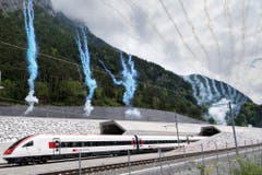 Und der erste Zug kommt aus dem Tunnel beim Nordportal. (Bild: Keystone)