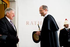 Daniel Fässler auf dem Weg ins Rathaus. (Bild: Keystone)