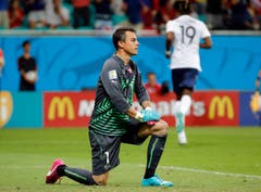 Diego Benaglio hatte den wohl undankbarsten Job im Schweizer Team - er musste fünf Mal hinter sich greifen. (Bild: Keystone)