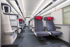 Die Maquette des Triebzugs "Giruno" von Stadler Rail in Bussnang. Der Hochgeschwindigkeitszug "Giruno" der SBB nimmt erste Formen an. Hersteller Stadler Rail hat zusammen mit der SBB ein 1:1 Holzmodell gebaut, um die verschiedenen Bereiche des neuen Zuges (Bild: Urs Bucher)