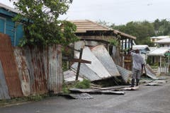 Ein Mann begutachtet den Schaden an seinem Haus. Der Hurrikan Irma hat in St.John's, Antigua and Barbuda für Verwüstung gesorgt. (Bild: Keystone)