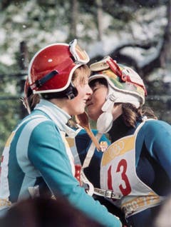 Die zweitklassierte Annemarie Proell (Österreich), links, gratuliert Marie-Theres Nadig zu ihrem Sieg in der Abfahrt, aufgenommen am 5. Februar 1972. (Bild: Keystone/EPU/Str)