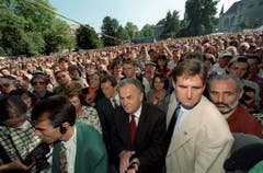 Otto Stich an der Kundgebung für Europa im Zürcher Platzspitz am 24. September 1995. Er verurteilt an der Veranstaltung unter heftigem Beifall die "Ausgrenzung politisch Andersdenkender". (Bild: Keystone)