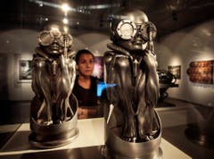 Skulpturen von H.R. Giger bei einer Ausstellung in Linz. (Bild: Keystone)