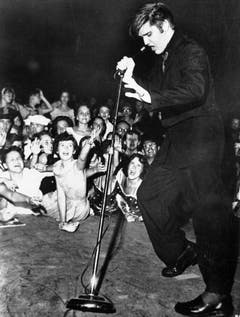 Elvis Presley «shakes, rattles, and rolls» auf der Mississippi-Alabama State Fair am 27. September 1956. (Bild: Keystone)