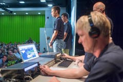 Dann gilt's ernst: Erste Frage an den Astronauten im Weltall. (Bild: Benjamin Manser)