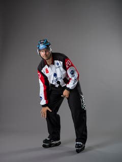 Check mit dem Knie (IIHF-Regel 153): Ein Spieler, der sein Knie ausstreckt, um einen Kontakt mit einem Gegenspieler herbeizuführen. Mit der offenen Hand wird auf das Knie getippt. (Bild: Keystone)