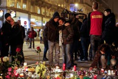 People gather to pay tribute to victims in Brussels after terror attacks (Bild: Keystone)