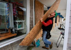 In Waterford werden sämtliche Geschäfte mit Holzplatten verbarrikadiert. (Bild: Keystone)