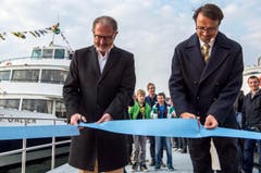 Hermann Hess, Verwaltungsratspräsident der Bodensee Schifffahrt (links), und Stadtammann David H. Bon schneiden das Band durch. (Bild: Reto Martin)