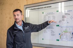 Daniel Engeli, stv. Leiter Amt für Bevölkerungsschutz und Armee, erklärt den Situationsplan auf dem Galgenholz. (Bild: Thi My Lien Nguyen)