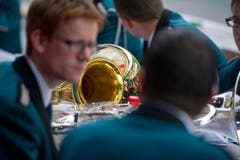 Geselliger Austausch, das Instrument immer in Griffnähe. (Bild: Michel Canonica)