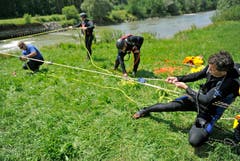 Mit vereinten Kräften wird die Seilbahn erstellt. (Bild: Reto Martin)