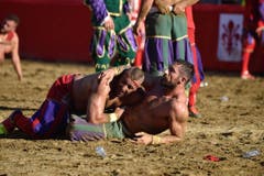 MANN, MAENNLICH, CALCIO, FIORENTINO, HISTORISCH, TRADITION, AMATEURE, MANN, OBERKOERPER, NACKT, SANDIG, SAND, SPIELPLATZ, GERANGEL, SCHMUTZIG, MAENNER, KOERPER, KAMPF, SIEG, SPIEL (Bild: Keystone)