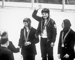 Marie-Theres Nadig, Mitte, vor Annemarie Proell (Österreich), links, und Susan Corrock (USA), rechts. (Bild: Keystone/EPU/Str)