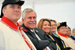 Hansjörg Walter und Frau Madeleine lauschen den Reden. (Bild: Reto Martin)