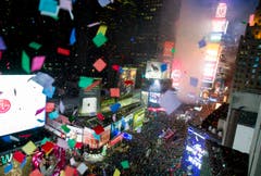Konfettiregen über dem Times Square in New York. (Bild: Keystone)