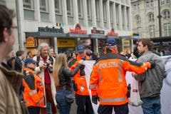 Polizisten reden mit den Störefrieden. (Bild: Ralph Ribi)