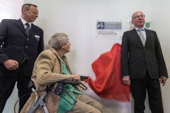 Ruth Roduner enthüllt die Gedenktafel für ihren Vater, Flüchtlingshelfer Paul Grüninger. Links im Bild Polizeikommandant Bruno Zanga, rechts Regierungsrat Fredy Fässler. (Bild: Keystone)
