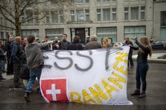 «Esst Schweizer Bananen» steht auf dem Plakat der Linken, dass sie bei einer Störaktion auf dem Bahnhofplatz zeigen. (Bild: Ralph Ribi)