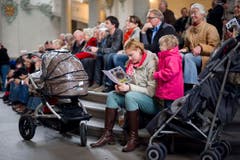 Mit Sack, Pack und Kindern strömten die Gallus-Freunde in die Kathedrale. (Bild: Benjamin Manser)