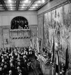 Grossandrang in der Aula der Uni Zürich: Winston Churchill hält bei seinem Schweiz-Besuch 1946 die berühmte Rede mit dem Aufruf für ein vereinigtes Europa - "let Europe arise". (Bild: Keystone)