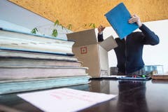 Behutsam werden die einzelnen Archivalien aus den Kartonschachteln gehoben. (Bild: Urs Lindt)