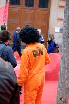Ein Verkleideter zeigt sich an der Demo der Linken. (Bild: Stefan Bogner)