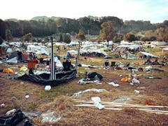 Die OpenAir-Besucher haben vieles im Sittertobel zurückgelassen. So sah es am Sonntagabend um 20 Uhr auf dem Areal aus. (Bild: Leserbild)