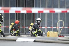 Gespenstische Szenen spielten sich beim Unternehmen ab, wo das Unglück passiert war. (Bild: Mario Testa)