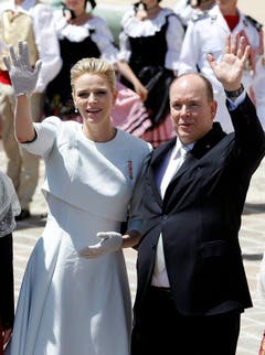 Die stolzen Eltern Fürst Albert II. und Charlène winken dem Volk zu. (Bild: Keystone)