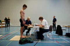 Rund 1300 Athletinnen und Athleten müssen gewogen werden. (Bild: Michel Canonica)