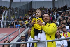 Sogar die kleinsten Dortmund-Fans sind angereist. (Bild: Ralph Ribi)