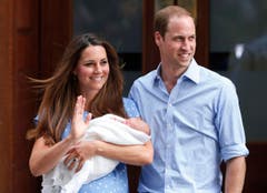 Alle Augen sind auf diese Familie gerichtet: Kate, William und der noch namenlose Prinz treten vor Presse und Volk. (Bild: Keystone)