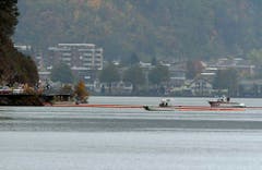 Die Polizei bringt Öelsperren auf dem Vierwaldstättersee an. (Bild: Keystone)