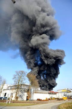 Grossbrand bei der Firma Tuchschmid in Frauenfeld. (Bild: Reto Martin)