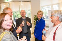 Karin Keller-Sutter (in blau) im Gespräch mit dem Publikum, darunter, die FDP-Kantonsräte Andreas Hartmann und Reinhard Rüesch sowie Karin Fagetti (Freicom).. (Bild: Ralph Ribi)
