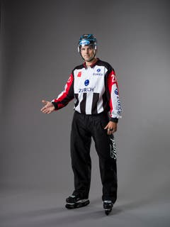 Handpass (IIHF-Regel 74): Einem Feldspieler ist es nicht erlaubt, den Puck mit der Hand zu fangen und mit diesem zu skaten, entweder, um einen Check zu vermeiden oder den Puckbesitz zu behaupten. Mit der offenen Hand wird eine schiebende Bewegung ausgeführt. (Bild: Keystone)