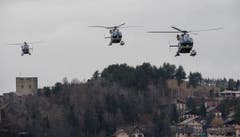 Helikopter sind unterwegs zur Absturzstelle. (Bild: Keystone)