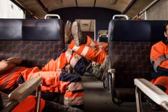 Erschöpft nach der Arbeit: Mineure werden nach ihrer Schicht aus dem Tunnel gefahren. (Bild: Keystone)