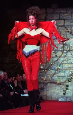 Model Ivanka Trump läuft in Lederhosen und Bustier für Vivienne Westwood über den Catwalk (Februar 1999). (Bild: Keystone)