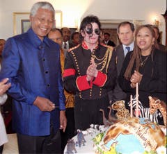 Ein Geburtstagsständchen vom King of Pop: Nelson Mandela und Michael Jackson (1996). (Bild: Keystone)